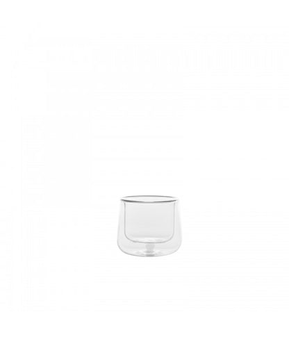 Set di 2 tazzine da caffè fatte a mano in vetro borosilicato, resistente agli shock termici. Grazie alla vetrocamera mantiene la bevanda calda molto più a lungo. Il nome Bilia è riferito alla bilia interna di colore bianco. Dimensioni: Ø 7 x h 6,5 cm Capacità: 9,5 cl. In negozio e online su tuttochic.live