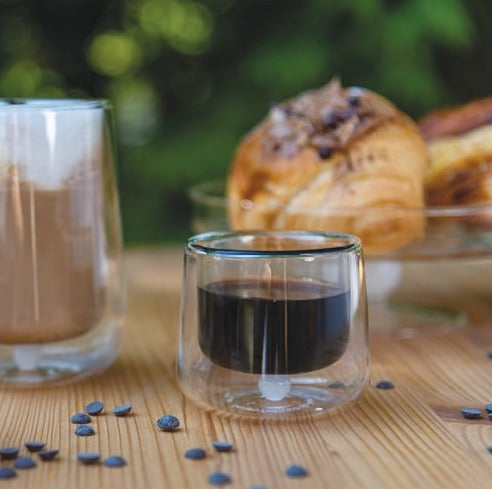 Set di 2 tazzine da caffè fatte a mano in vetro borosilicato, resistente agli shock termici. Grazie alla vetrocamera mantiene la bevanda calda molto più a lungo. Il nome Bilia è riferito alla bilia interna di colore bianco. Dimensioni: Ø 7 x h 6,5 cm Capacità: 9,5 cl. In negozio e online su tuttochic.live