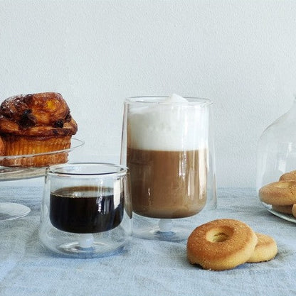 Set di 2 tazzine da caffè fatte a mano in vetro borosilicato, resistente agli shock termici. Grazie alla vetrocamera mantiene la bevanda calda molto più a lungo. Il nome Bilia è riferito alla bilia interna di colore bianco. Dimensioni: Ø 7 x h 6,5 cm Capacità: 9,5 cl. In negozio e online su tuttochic.live