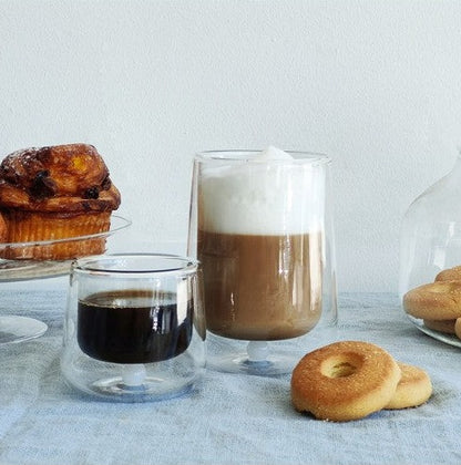 Set di 2 Mug fatte a mano in vetro borosilicato, resistente agli shock termici. Grazie alla vetrocamera mantiene la bevanda calda molto più a lungo. Il nome Bilia è riferito alla bilia interna di colore bianco. Design Federico de Majo. Dimensioni: Ø 8,2 x h 11 cm Capacità: 27 cl. In negozio e online su tuttochic.live