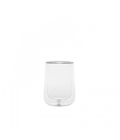 Set di 2 Mug fatte a mano in vetro borosilicato, resistente agli shock termici. Grazie alla vetrocamera mantiene la bevanda calda molto più a lungo. Il nome Bilia è riferito alla bilia interna di colore bianco. Design Federico de Majo. Dimensioni: Ø 8,2 x h 11 cm Capacità: 27 cl. In negozio e online su tuttochic.live