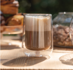 Set di 2 Mug fatte a mano in vetro borosilicato, resistente agli shock termici. Grazie alla vetrocamera mantiene la bevanda calda molto più a lungo. Il nome Bilia è riferito alla bilia interna di colore bianco. Design Federico de Majo. Dimensioni: Ø 8,2 x h 11 cm Capacità: 27 cl. In negozio e online su tuttochic.live
