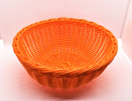 Cestino tondo in filo di plastica intrecciato di colore arancione. Lavabile anche in lavastoviglie Dimensioni: diametro cm 23 x 10 h. In negozio e online su tuttochic.live