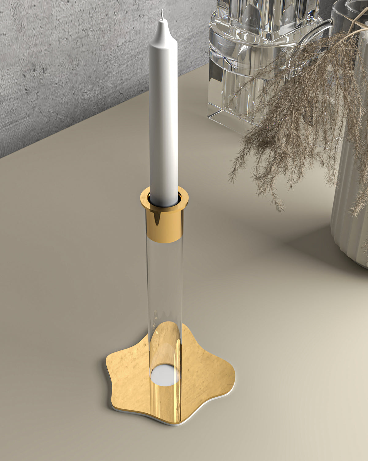 Portacandele con base e struttura in cristallo acrilico e bicchierino porta candele in acciaio. Bicchiere portacandele e base color oro lucido. Dimensioni: Ø 12 x 20 h cm. Il prodotto viene venduto senza candela. In negozio e online su tuttochic.live