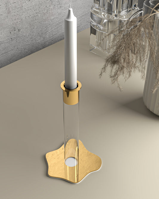 Portacandele con base e struttura in cristallo acrilico e bicchierino porta candele in acciaio. Bicchiere portacandele e base color oro lucido. Dimensioni: Ø 12 x 20 h cm. Il prodotto viene venduto senza candela. In negozio e online su tuttochic.live
