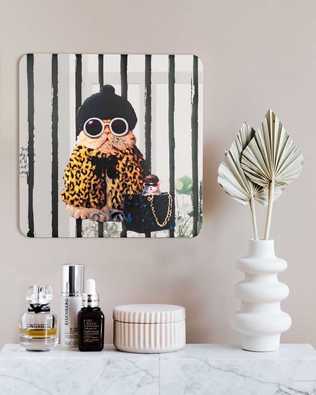 Specchio in cristallo acrilico, decorato con le ironiche immagini della collezione Lucia Heffernan: “Attraverso i miei dipinti, cerco di dare agli animali una voce e una personalità, facendo luce sulla nostra esistenza unicamente umana.” Dimensioni: cm 30 x 30 spessore 8 mm. In negozio e online su tuttochic.live