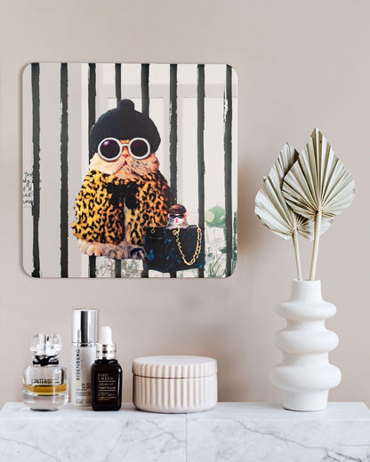 Specchio in cristallo acrilico, decorato con le ironiche immagini della collezione Lucia Heffernan: “Attraverso i miei dipinti, cerco di dare agli animali una voce e una personalità, facendo luce sulla nostra esistenza unicamente umana.” Dimensioni: cm 30 x 30 spessore 8 mm. In negozio e online su tuttochic.live