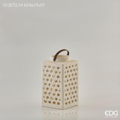 Lanterna quadrata in resina bianca effetto corallo. Dimensioni: cm 18,5 x 18,5 x 34 h. In negozio e online su tuttochic.live