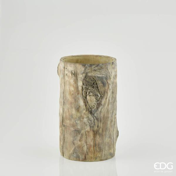 Vaso in cemento effetto tronco di albero. Dimensioni: cm Ø 24 x 40 h. Peso: Kg 10. In negozio e online su tuttochic.live