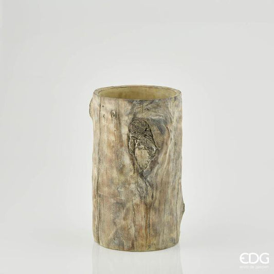 Vaso in cemento effetto tronco di albero. Dimensioni: cm Ø 24 x 40 h. Peso: Kg 10. In negozio e online su tuttochic.live