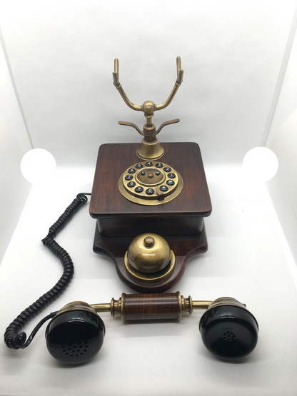 Telefono decorativo in scatola realizzato in legno e particolari in ottone brunito. Fatto in Italia da Sitel. Telefono omologato dall'Istituto Superiore Poste e Telegrafi - TLC Dimensioni: (chiuso) cm 16 x 23 x 23 h. In negozio e online su tuttochic.live