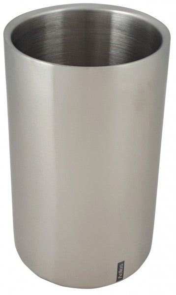 Il refrigeratore per bottiglie in acciaio inox a doppia parete mantiene le bottiglie per bevande a una temperatura piacevolmente fresca per lungo tempo. Freeze U ha una forma classica e può essere facilmente messo in lavastoviglie per la pulizia. Dimensioni: ø cm 12, altezza cm 19,5. In negozio e online su tuttochic.live