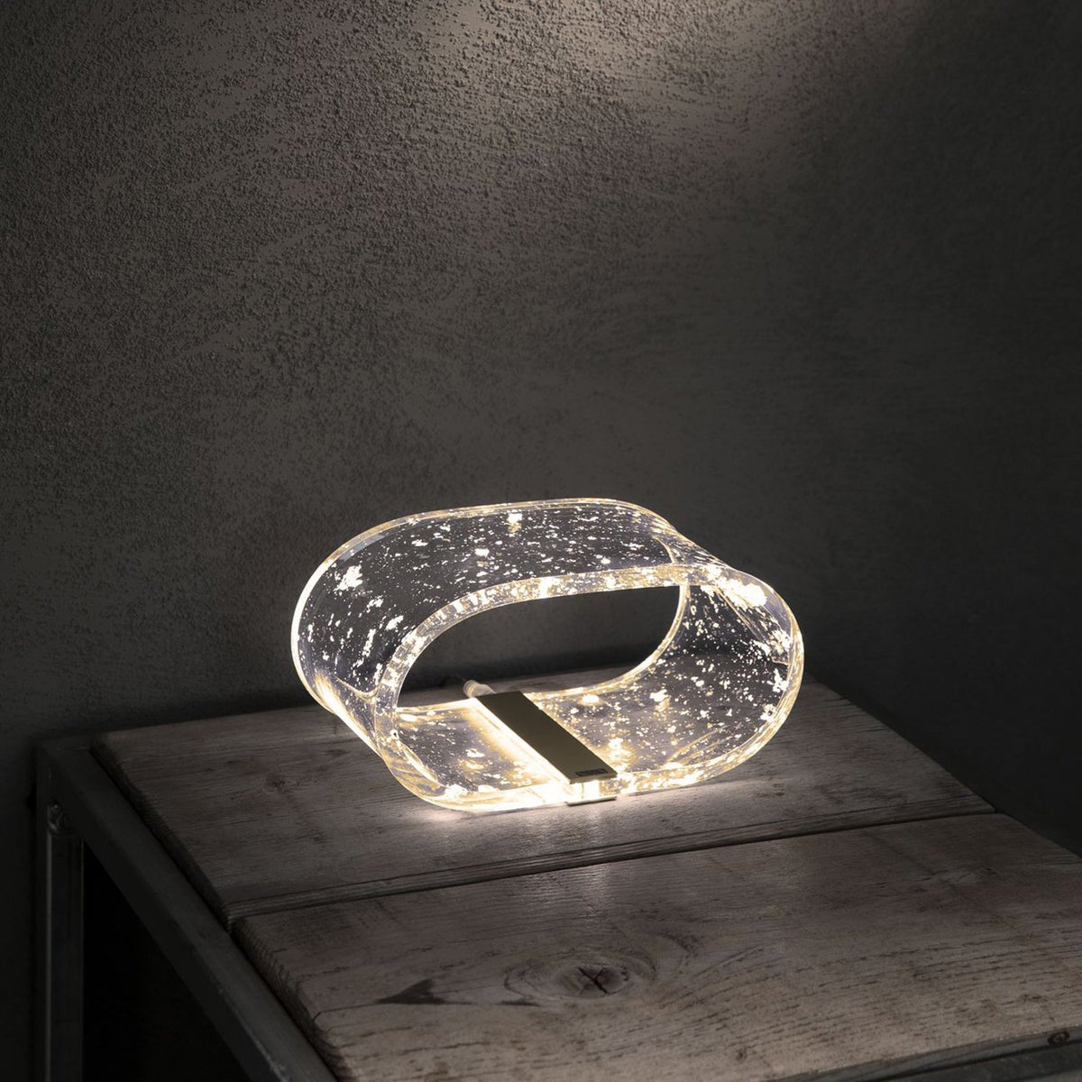 La lampada led grande Future è in cristallo acrilico con all’interno inserti di foglie oro. Vesta Home. In negozio e online su tuttochic.live