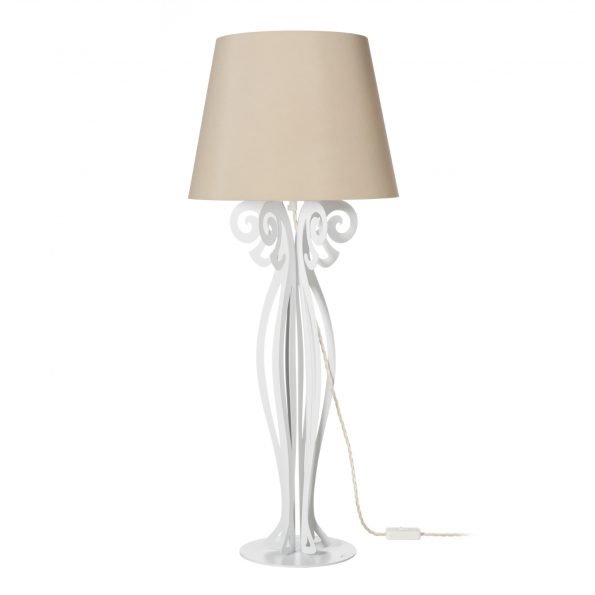 Lampada grande da tavolo moderna Circeo in metallo verniciato a polvere epossidica di colore bianco marmo con paralume in tessuto di colore sabbia. Dimensione: cm 35 x 85 H. In negozio e online su tuttochic.live