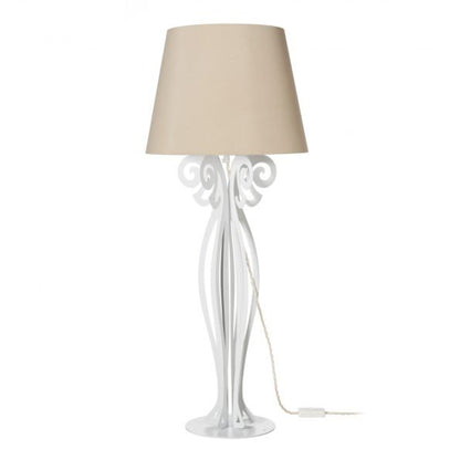 Lampada grande da tavolo moderna Circeo in metallo verniciato a polvere epossidica di colore bianco marmo con paralume in tessuto di colore sabbia. Dimensione: cm 35 x 85 H. In negozio e online su tuttochic.live