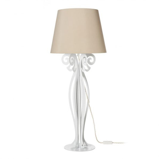 Lampada grande da tavolo moderna Circeo in metallo verniciato a polvere epossidica di colore bianco marmo con paralume in tessuto di colore sabbia. Dimensione: cm 35 x 85 H. In negozio e online su tuttochic.live