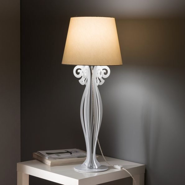 Lampada grande da tavolo moderna Circeo in metallo verniciato a polvere epossidica di colore bianco marmo con paralume in tessuto di colore sabbia. Dimensione: cm 35 x 85 H