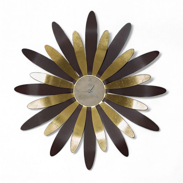 Orologio da parete scultoreo a raggiera floreale Cassiopea di Arti e Mestieri in metallo bronzo e foglia oro diametro 60 cm.