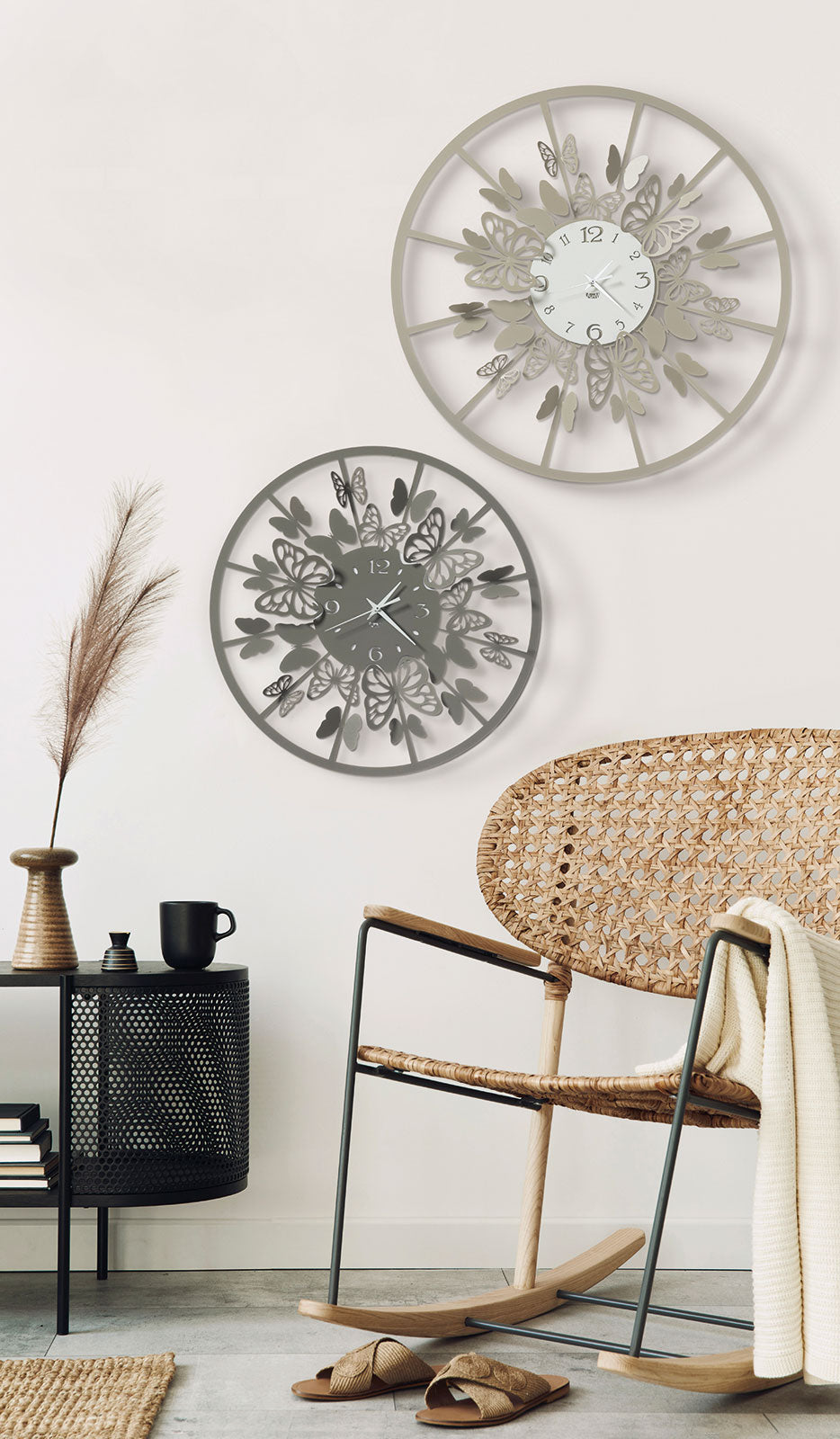 Orologio da parete Sfarfallio piccolo in metallo di colore fango è un complemento d’arredo ispirato alla natura, in particolar modo alle farfalle. Questo orologio è perfetto in camera da letto, ma anche in ufficio e nelle varie zone della casa. Dimensioni: Ø 41 cm. In negozio e online su tuttochic.live