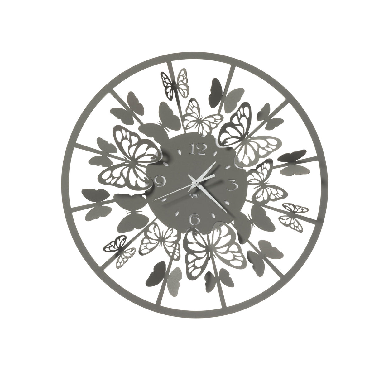 Orologio da parete Sfarfallio piccolo in metallo di colore fango è un complemento d’arredo ispirato alla natura, in particolar modo alle farfalle. Questo orologio è perfetto in camera da letto, ma anche in ufficio e nelle varie zone della casa. Dimensioni: Ø 41 cm. In negozio e online su tuttochic.live