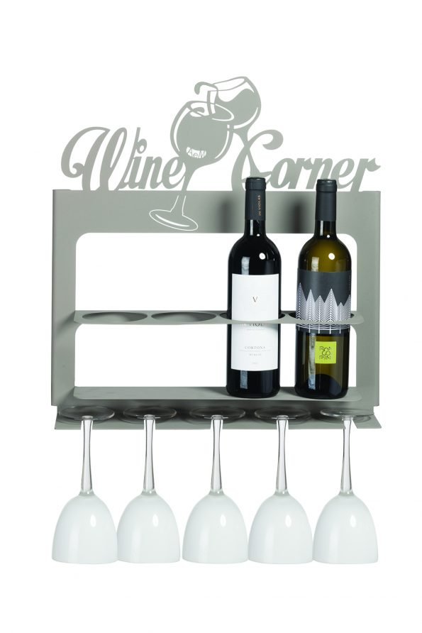 Porta bottiglie da parete in metallo, con porta calici. Decorato con scritta moderna ed elegante “Wine Corner” e due calici di vino. Dimensione: 45 x 10P x 45 H Materiale: ferro verniciato a polvere epossidica di colore beige. In negozio e online su tuttochic.live