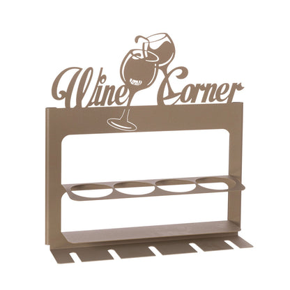 Porta bottiglie da parete in metallo, con porta calici. Decorato con scritta moderna ed elegante “Wine Corner” e due calici di vino. Dimensione: 45 x 10P x 45 H Materiale: ferro verniciato a polvere epossidica di colore beige. In negozio e online su tuttochic.live