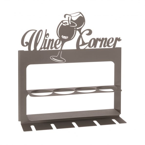 Porta bottiglie da parete in metallo, con porta calici. Decorato con scritta moderna ed elegante “Wine Corner” e due calici di vino. Dimensione: 45 x 10P x 45 H Materiale: ferro verniciato a polvere epossidica di colore fango.