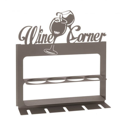 Porta bottiglie da parete in metallo, con porta calici. Decorato con scritta moderna ed elegante “Wine Corner” e due calici di vino. Dimensione: 45 x 10P x 45 H Materiale: ferro verniciato a polvere epossidica di colore fango.