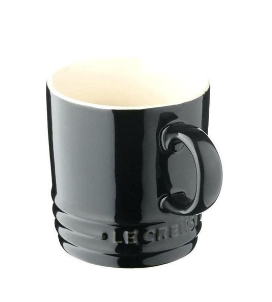 questa tazza mug è l’ideale per gustare comodamente e con stile un caffè americano o un latte macchiato. Capacità: 0.35 L Lunghezza: 12.7 cm Profondità: 9.2 cm Altezza: 9.4 cm. In negozio e online su tuttochic.live