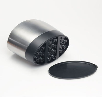 Porta utensili rotante per individuare più facilmente gli strumenti, può raccogliere oltre 15 utensili da cucina di varie dimensioni. • Tappo scola utensili removibile 21,3 x 15,5 x 11,5 cm. In negozio e online su tuttochic.live