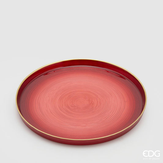 Piattino in vetro di colore rosso sfumato e bordo rialzato color oro. Ideale come base per candele o decorazioni varie. Dimensioni: diametro cm 32, altezza cm 3. In negozio e online su tuttochic.live