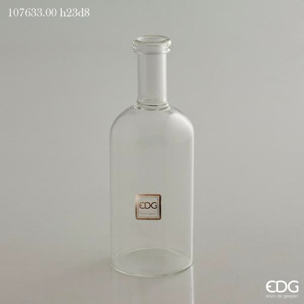Vaso bottiglia in vetro trasparente. Ideale come vaso monofiore o ampolla per profumi ambiente. Dimensioni: cm ø 8 x h 23 (diametro collo cm 3). In negozio e online su tuttochic.live