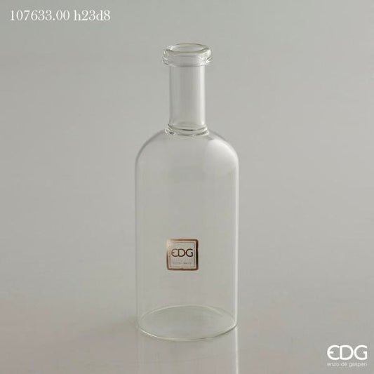 Vaso bottiglia in vetro trasparente. Ideale come vaso monofiore o ampolla per profumi ambiente. Dimensioni: cm ø 8 x h 23 (diametro collo cm 3). In negozio e online su tuttochic.live