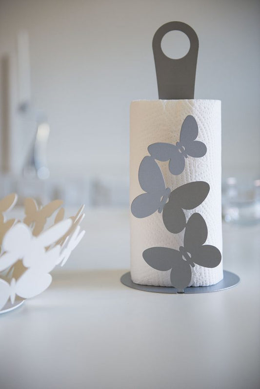 Porta rotoli in metallo verniciato con decoro farfalle. Dimensione: cm 15 x 33 H. In negozio e online su tuttochic.live