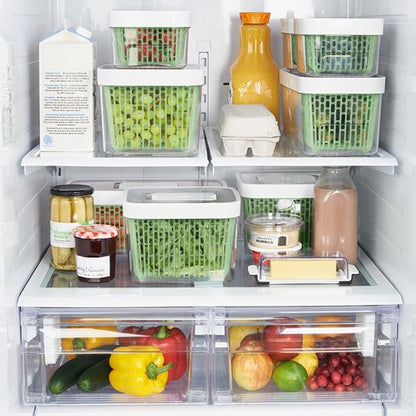 Contenitore ermetico con sistema di conservazione dei prodotti alimentari ai carboni attivi e cestello removibile che favorisce un corretto flusso d’aria le bocchette di ventilazione mantengono l’umidità ottimale all’interno del contenitore. Questo contenitore da 1,5 litri. In negozio e online su tuttochic.live