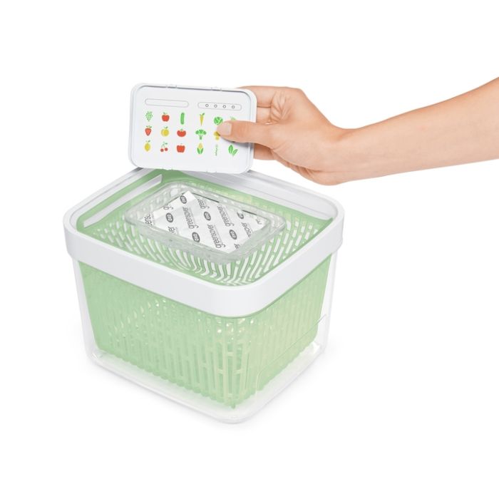 Contenitore ermetico con sistema di conservazione dei prodotti alimentari ai carboni attivi e cestello removibile che favorisce un corretto flusso d’aria le bocchette di ventilazione mantengono l’umidità ottimale all’interno del contenitore. Questo contenitore da 4 litri. In negozio e online su tuttochic.live