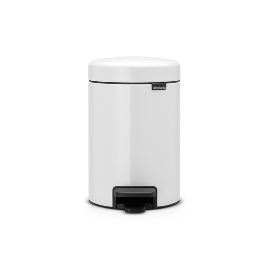 Pattumiera a pedale da 3 litri bianca. Coperchio anti-odore e chiusura rallentata, facile da aprire e pulire. Perfetta per la stanza da bagno, la toilette o qualsiasi altra stanza in cui sia necessaria una piccola pattumiera. Peso 0.8 kg Dimensioni: h 26,4 x ø 16,8 cm. In negozio e online su tuttochic.live