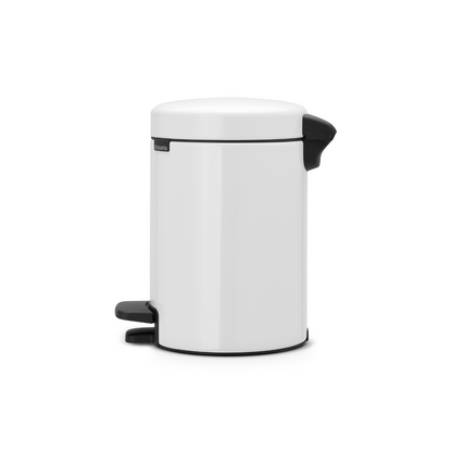Pattumiera a pedale da 3 litri bianca. Coperchio anti-odore e chiusura rallentata, facile da aprire e pulire. Perfetta per la stanza da bagno, la toilette o qualsiasi altra stanza in cui sia necessaria una piccola pattumiera. Peso 0.8 kg Dimensioni: h 26,4 x ø 16,8 cm. In negozio e online su tuttochic.live