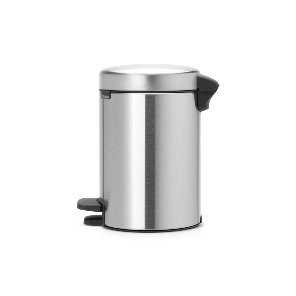 Pattumiera a pedale da 3 litri acciaio satinato. Coperchio anti-odore e chiusura rallentata, facile da aprire e pulire. Perfetta per la stanza da bagno, la toilette o qualsiasi altra stanza in cui sia necessaria una piccola pattumiera. Peso 0.8 kg Dimensioni: h 26,4 x ø 16,8 cm. In negozio e online su tuttochic.live