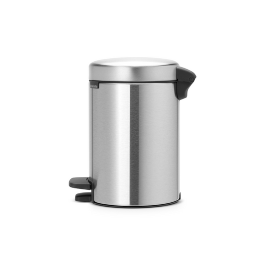 Pattumiera a pedale da 3 litri acciaio satinato. Coperchio anti-odore e chiusura rallentata, facile da aprire e pulire. Perfetta per la stanza da bagno, la toilette o qualsiasi altra stanza in cui sia necessaria una piccola pattumiera. Peso 0.8 kg Dimensioni: h 26,4 x ø 16,8 cm. In negozio e online su tuttochic.live