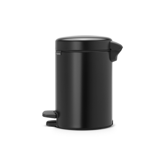 Pattumiera a pedale da 3 litri nera. Coperchio anti-odore e chiusura rallentata, facile da aprire e pulire. Perfetta per la stanza da bagno, la toilette o qualsiasi altra stanza in cui sia necessaria una piccola pattumiera. Peso 0.8 kg Dimensioni: h 26,4 x ø 16,8 cm. In negozio e online su tuttochic.live