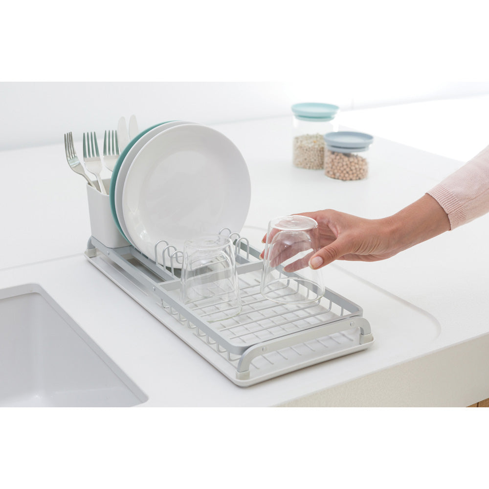Scolapiatti Compatto grigio chiaro. Può contenere fino a 5 piatti, ma è anche adatto per bicchieri, tazze ecc. ed è realizzato con materiali resistenti alla corrosione. Contenitore per posate rimovibile. Dimensioni Altezza: 12,6 cm Lunghezza: 46,3 cm Larghezza : 20 cm Peso: 0,9 Kg. In negozio e online su tuttochic.live
