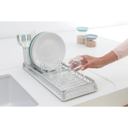 Scolapiatti Compatto grigio chiaro. Può contenere fino a 5 piatti, ma è anche adatto per bicchieri, tazze ecc. ed è realizzato con materiali resistenti alla corrosione. Contenitore per posate rimovibile. Dimensioni Altezza: 12,6 cm Lunghezza: 46,3 cm Larghezza : 20 cm Peso: 0,9 Kg. In negozio e online su tuttochic.live