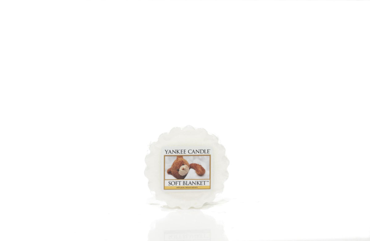 Informazioni sulla fragranza Soft Blanket Avvolti in dolci sogni… una ninna nanna di aromi che evocano le note degli agrumi unite alla raffinatezza di note ispirate alla vaniglia e alle calde note dell’ambra. Collocate la tart di cera in un bruciatore per tart e accendete una Tea Light non profumata sotto. tuttochic.live