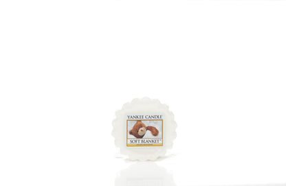 Informazioni sulla fragranza Soft Blanket Avvolti in dolci sogni… una ninna nanna di aromi che evocano le note degli agrumi unite alla raffinatezza di note ispirate alla vaniglia e alle calde note dell’ambra. Collocate la tart di cera in un bruciatore per tart e accendete una Tea Light non profumata sotto. tuttochic.live