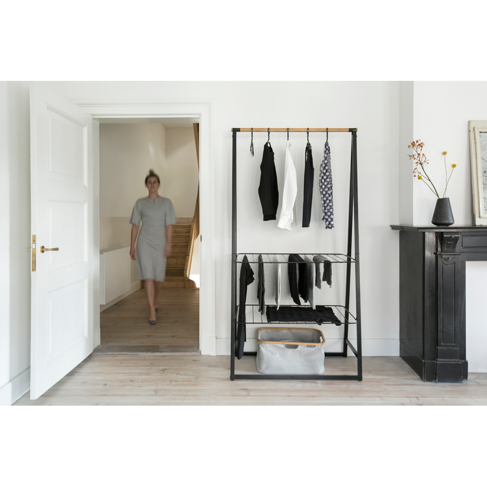 Organizza i tuoi capi con eleganza con l'appendiabiti Brabantia Linn. Grazie alla robusta barra in bambù ed ai due ripiani regolabili in altezza, Linn se la cava alla grande in ogni situazione ed in ogni ambiente. Usalo come stendibiancheria o per arieggiare i tuoi vestiti. In negozio e online su tuttochic.live