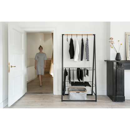 Organizza i tuoi capi con eleganza con l'appendiabiti Brabantia Linn. Grazie alla robusta barra in bambù ed ai due ripiani regolabili in altezza, Linn se la cava alla grande in ogni situazione ed in ogni ambiente. Usalo come stendibiancheria o per arieggiare i tuoi vestiti. In negozio e online su tuttochic.live