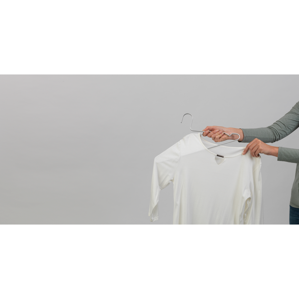 Appendi i vestiti nel modo più semplice con questi intelligenti appendiabiti Brabantia. L'elegante incavo nella parte superiore, consente di appendere gli abiti senza allungare la scollatura. Le grucce sono realizzati in alluminio resistente e anodizzato. In negozio e online su tuttochic.live
