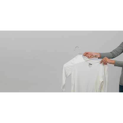 Appendi i vestiti nel modo più semplice con questi intelligenti appendiabiti Brabantia. L'elegante incavo nella parte superiore, consente di appendere gli abiti senza allungare la scollatura. Le grucce sono realizzati in alluminio resistente e anodizzato. In negozio e online su tuttochic.live