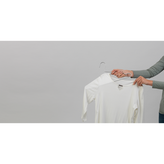 Appendi i vestiti nel modo più semplice con questi intelligenti appendiabiti Brabantia. L'elegante incavo nella parte superiore, consente di appendere gli abiti senza allungare la scollatura. Le grucce sono realizzati in alluminio resistente e anodizzato. In negozio e online su tuttochic.live